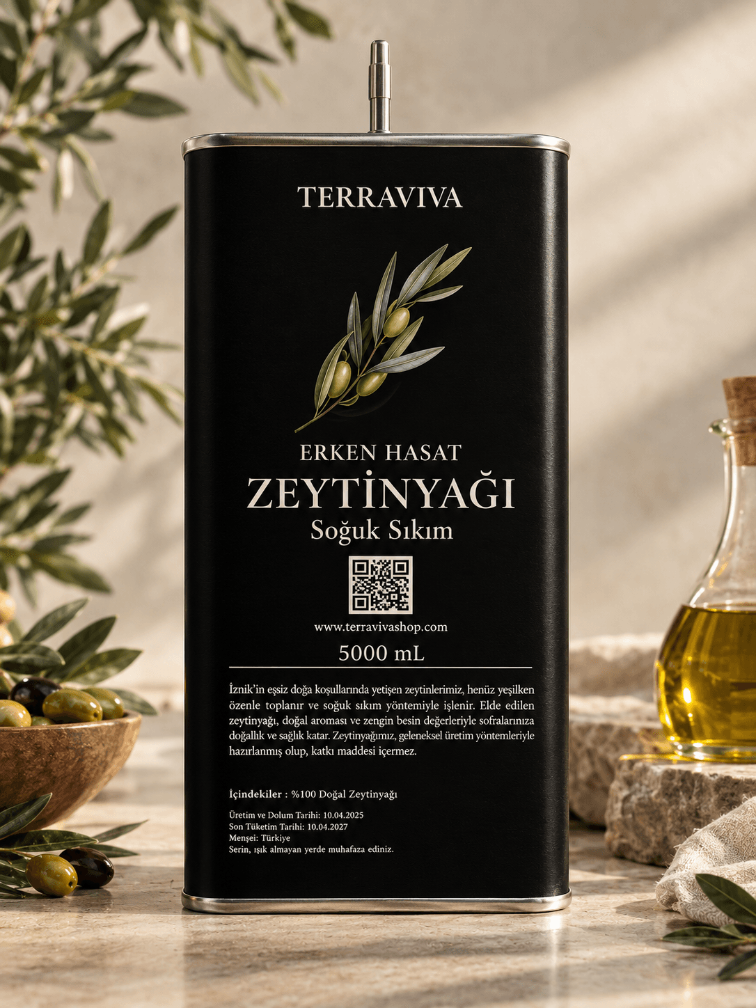 TERRAVIVA Premium Zeytinyağı, 5000 mL siyah teneke; yanında zeytin dalı ve yeşil zeytin dolu ahşap kase